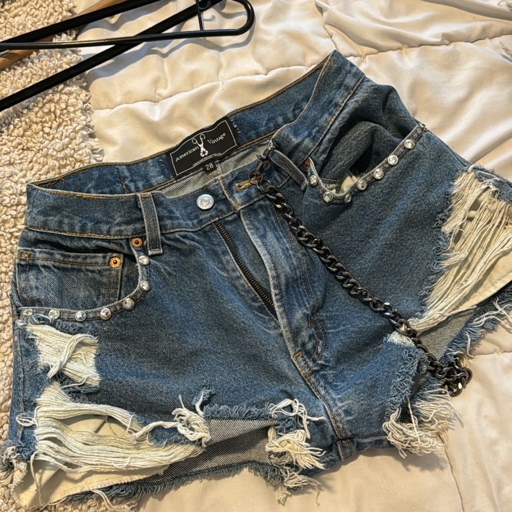 VINTAGE LEVI DENIM. FITS 27/28 WAIST.